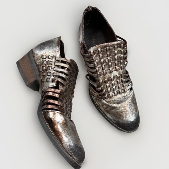 Very Volatile Pewter Metallic Woven Cutout Sides Low Heel Ankle Booties Shoes 7 - Picture 1 of 15